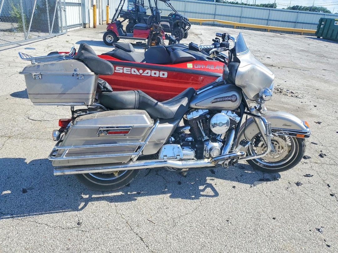 Вид 2007 HARLEY-DAVIDSON FLHT CLASSIC, угол 1