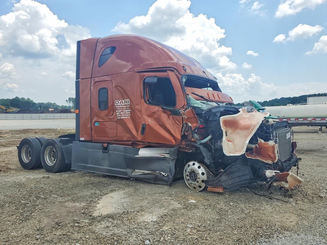Vue de 2021 FREIGHTLINER CASCADIA 126 SEMI TRUCK, angle 1