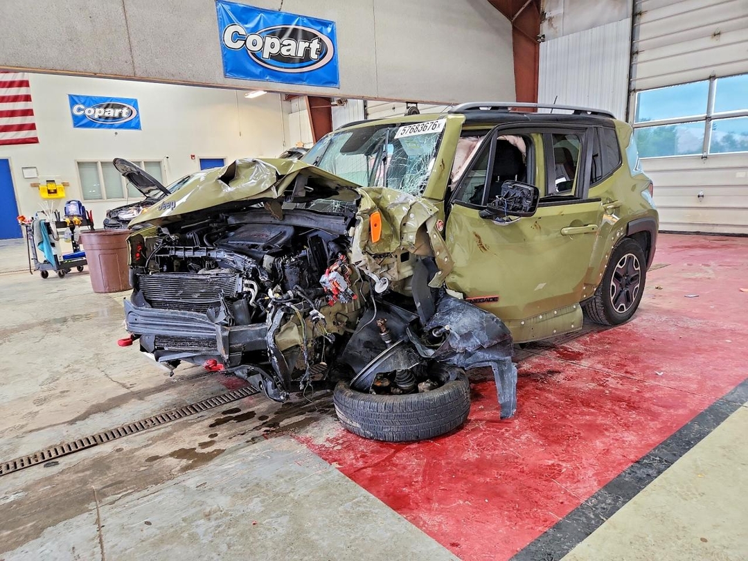 Vue de 2015 JEEP RENEGADE TRAILHAWK, angle 1
