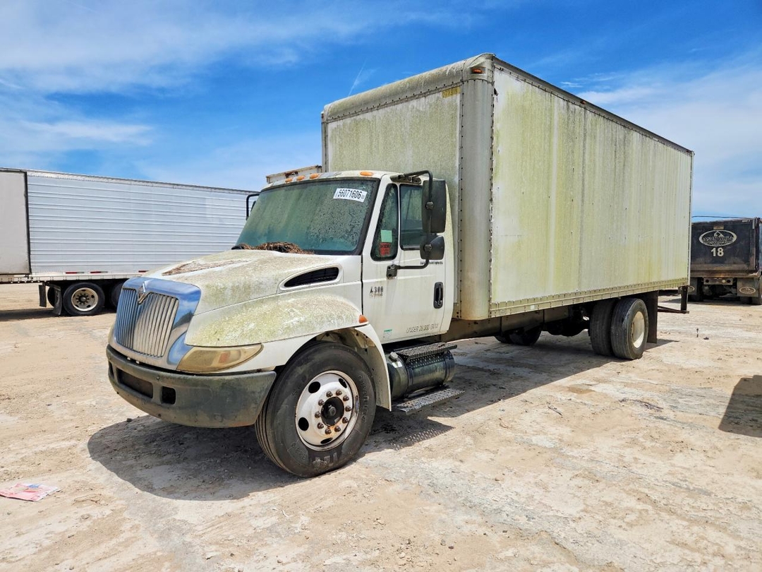 Vue de 2002 INTERNATIONAL 4300 BOX TRUCK, angle 1
