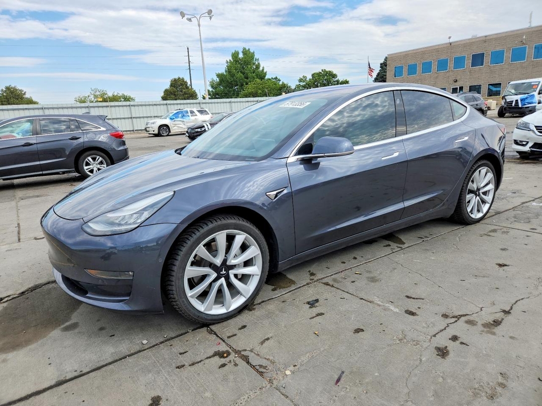Vue de 2018 TESLA MODEL 3, angle 1