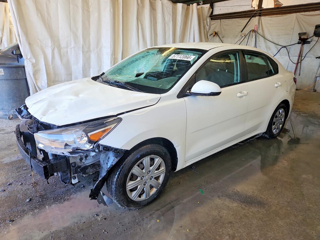 منظر 2021 KIA RIO LX، زاوية 1