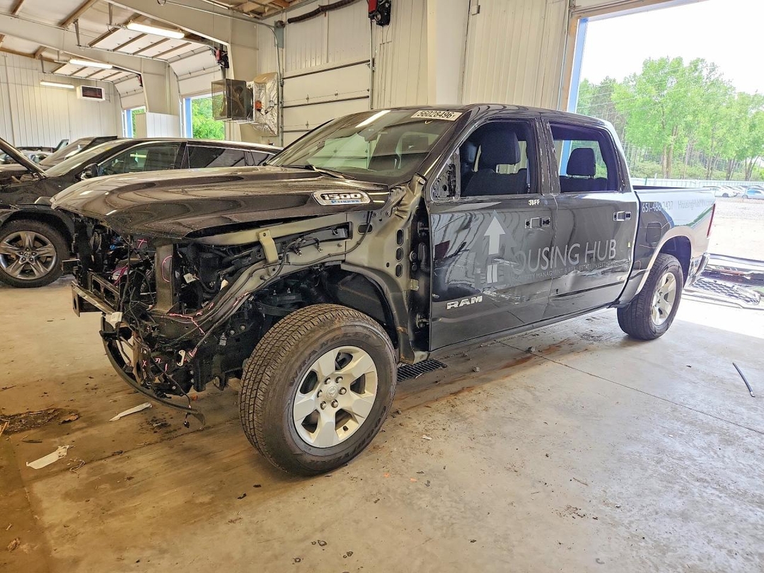 Вид 2025 RAM 1500 BIG HORN, угол 1