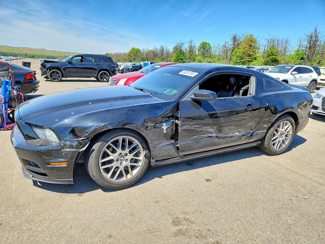Vue de 2013 FORD MUSTANG, angle 1