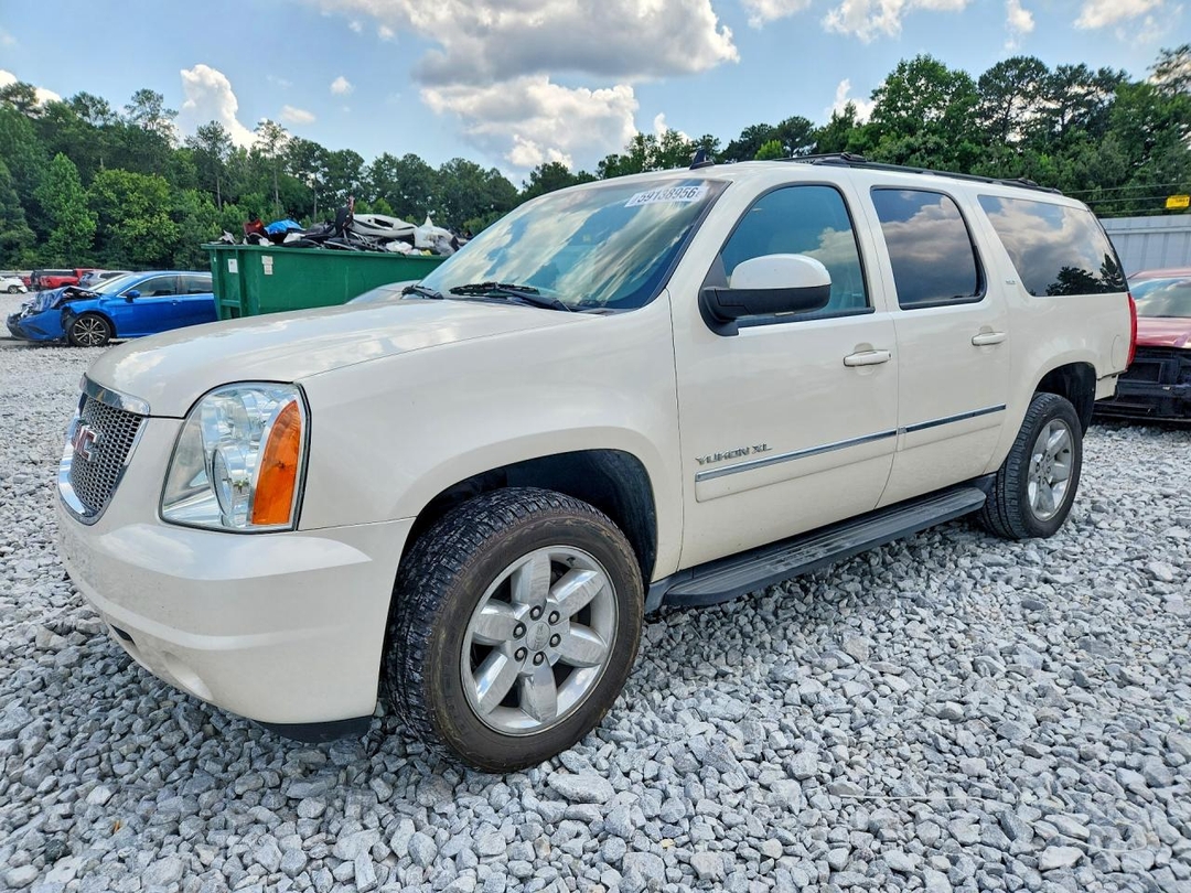 Vue de 2013 GMC YUKON XL K1500 SLT, angle 1