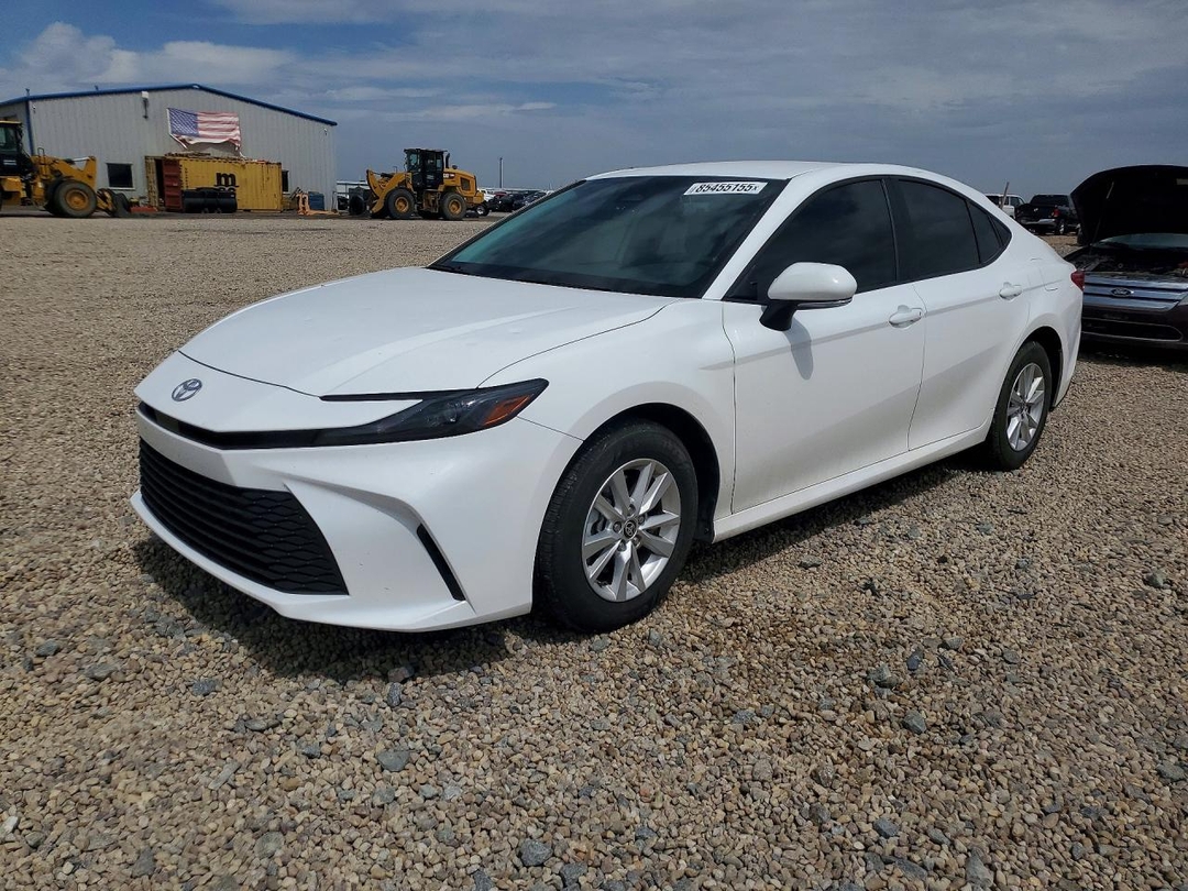 Vue de 2025 TOYOTA CAMRY LE, angle 1