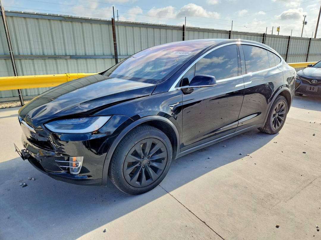 Vue de 2017 TESLA MODEL X, angle 1