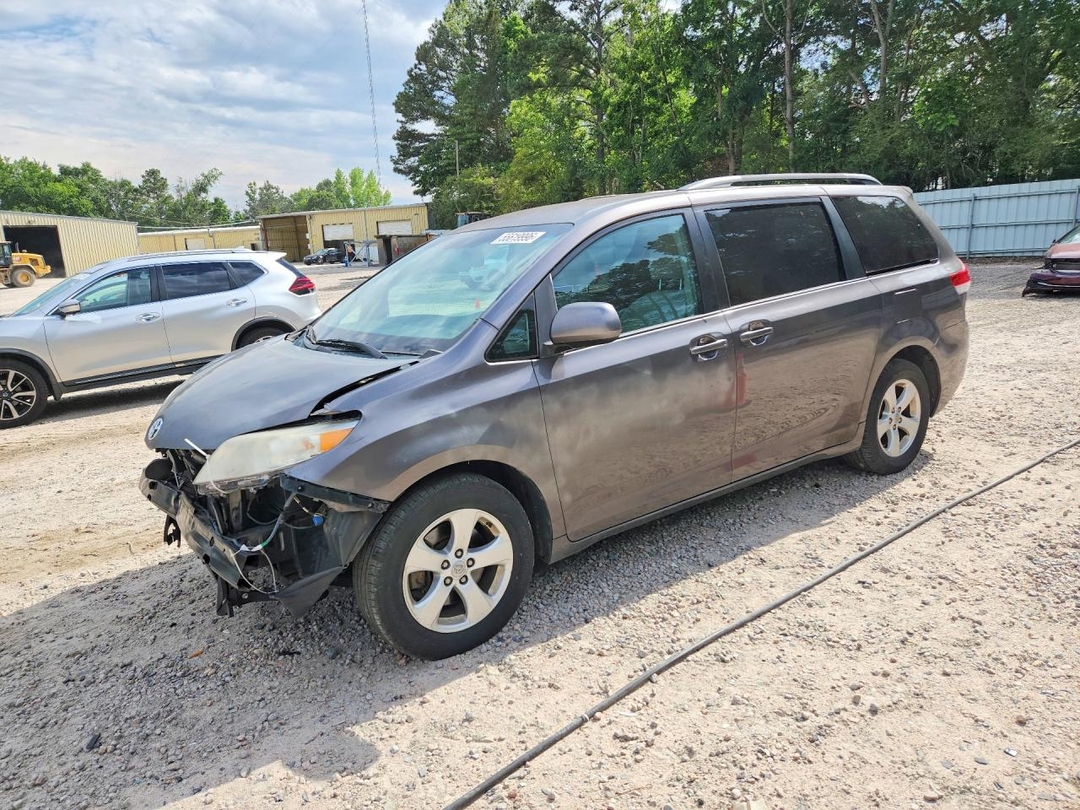 Вид 2012 TOYOTA SIENNA LE, угол 1