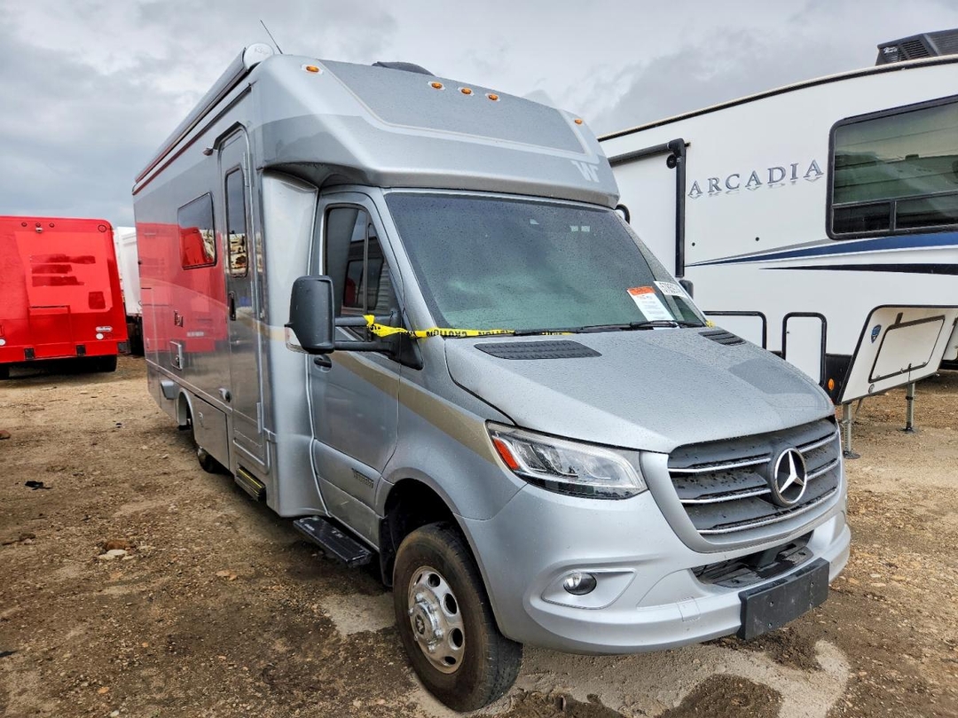 Vista de 2024 MERCEDES SPRINTER RV, ángulo 1