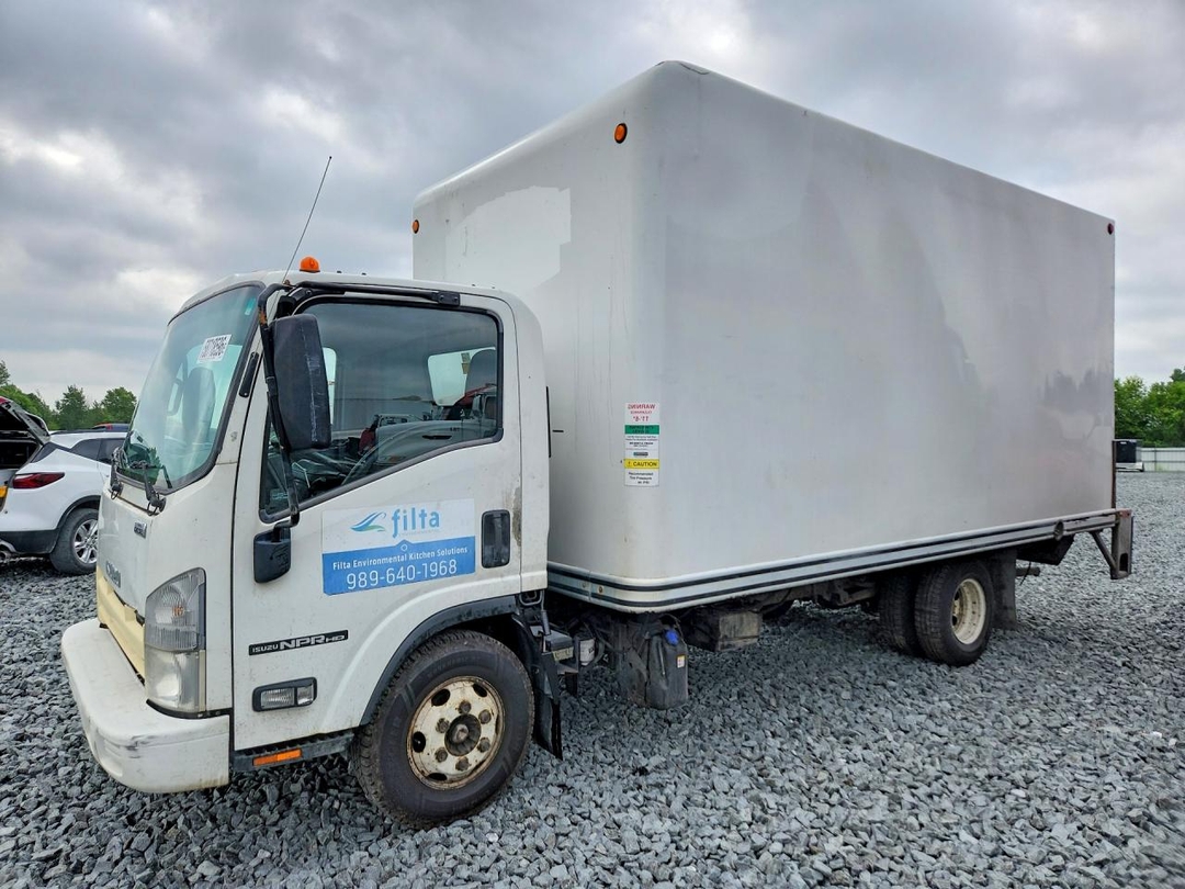 منظر 2015 ISUZU NPR HD BOX TRUCK، زاوية 1