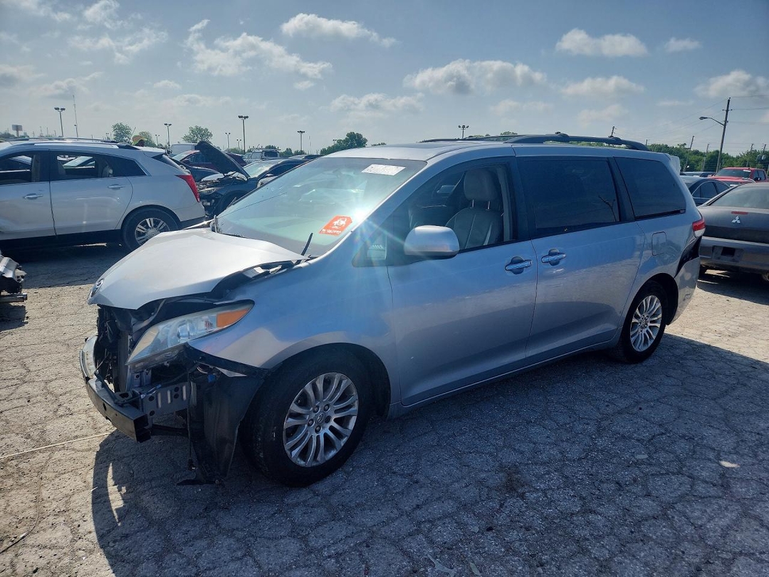 Vue de 2013 TOYOTA SIENNA XLE 8-PASSENGER, angle 1