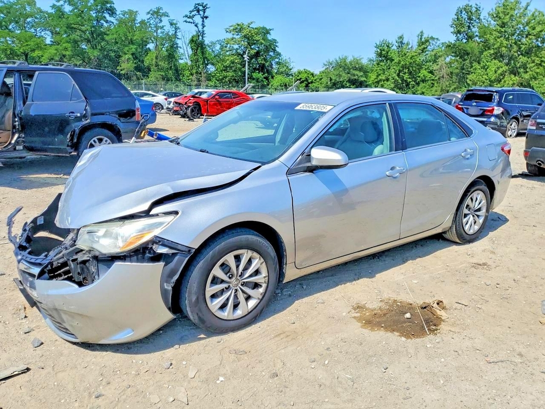 Vista de 2015 TOYOTA CAMRY DELUXE, ángulo 1