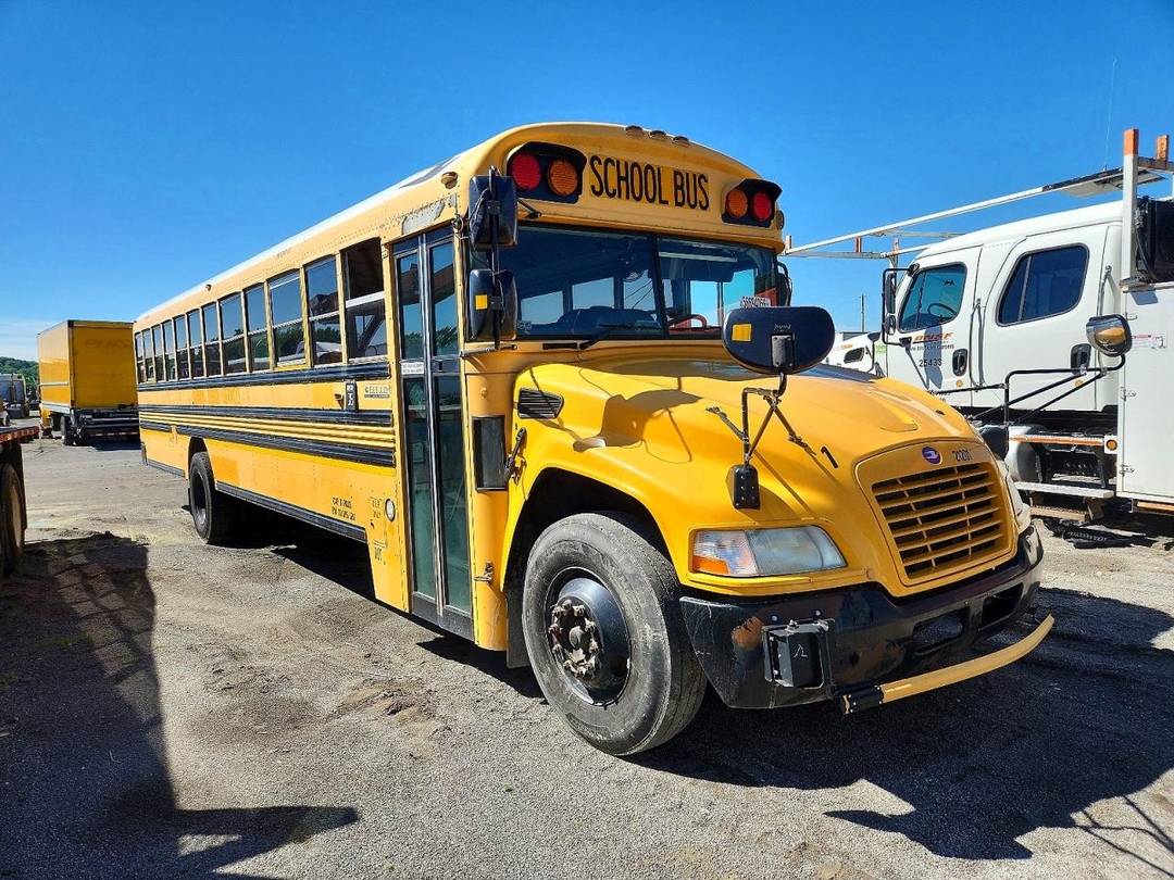 Vista de 2012 BLUEBIRD BB CONVENTIONAL SCHOOL BUS, ángulo 1