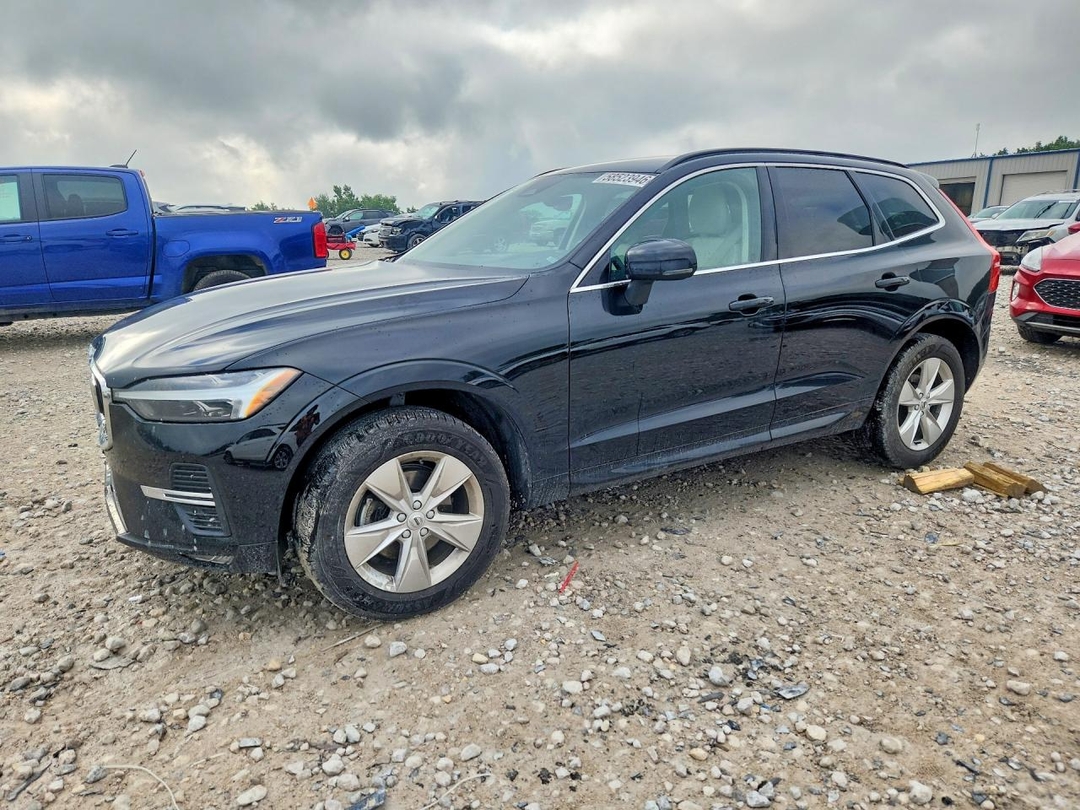 Vue de 2022 VOLVO XC60 B5 MOMENTUM, angle 1