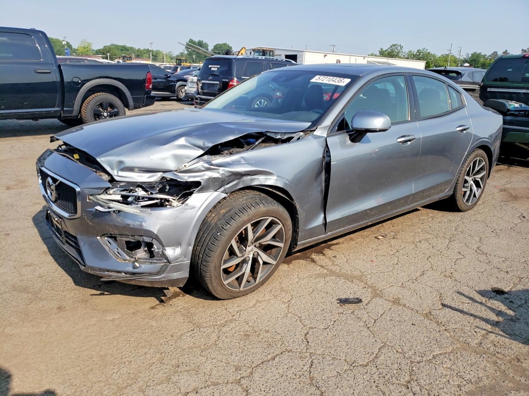 Вид 2019 VOLVO S60 T6 MOMENTUM, угол 1