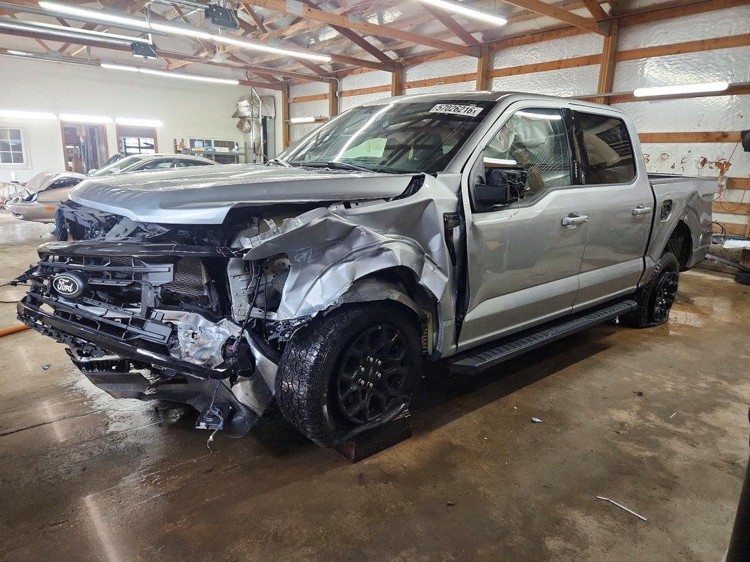 Вид 2024 FORD F150 XLT, угол 1