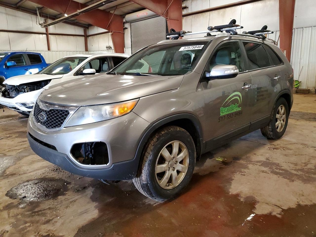 Вид 2013 KIA SORENTO LX, угол 1