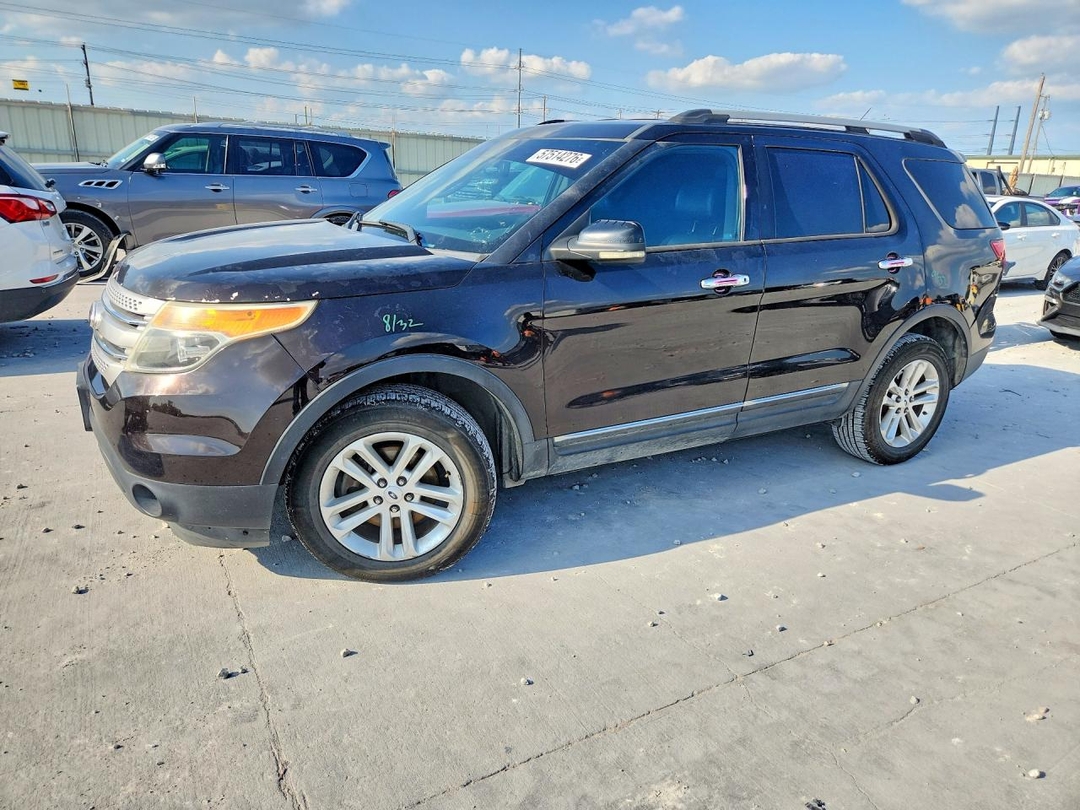 Vue de 2013 FORD EXPLORER, angle 1