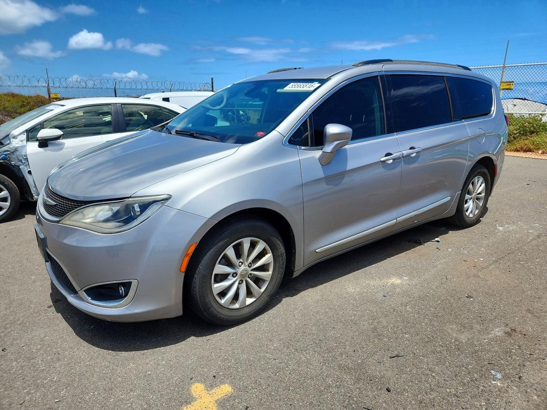 Вид 2017 CHRYSLER PACIFICA, угол 1