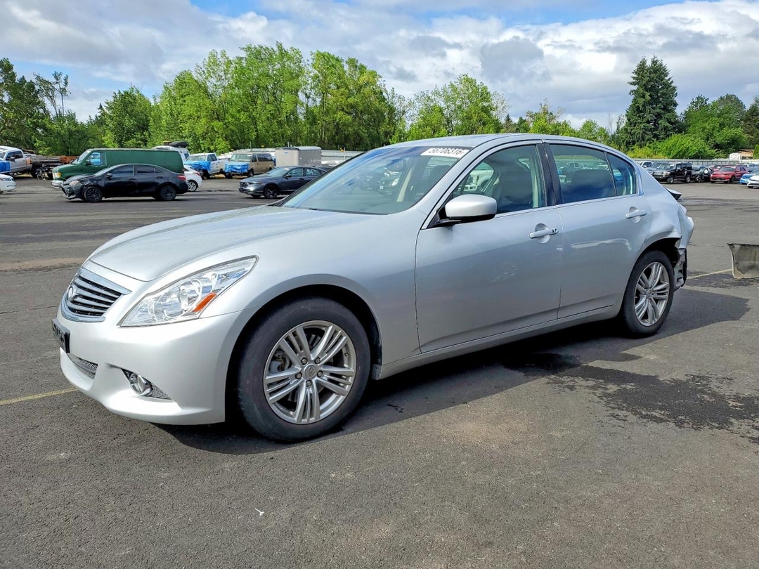 Vue de 2013 INFINITI G37 SEDAN X, angle 1