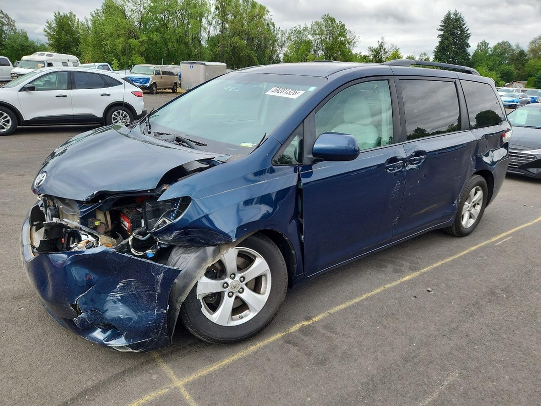 منظر 2012 TOYOTA SIENNA LE، زاوية 1