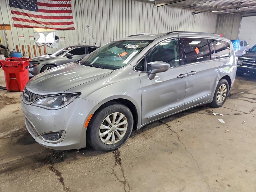 Vista de 2017 CHRYSLER PACIFICA TOURING L, ángulo 1