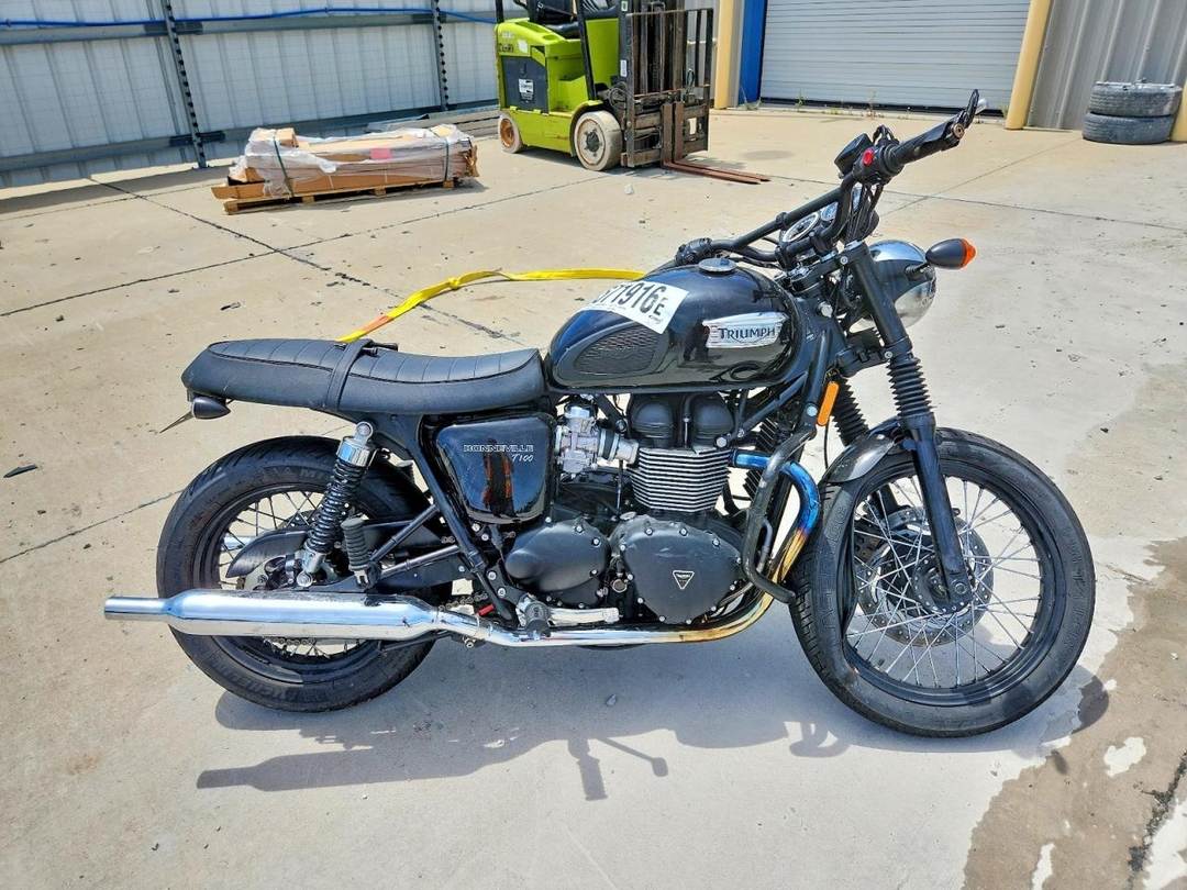 Вид 2015 TRIUMPH MOTORCYCLE BONNEVILLE T100, угол 1