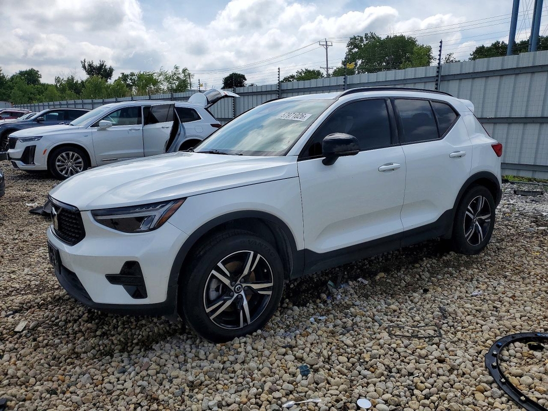 Vue de 2024 VOLVO XC40 CORE, angle 1