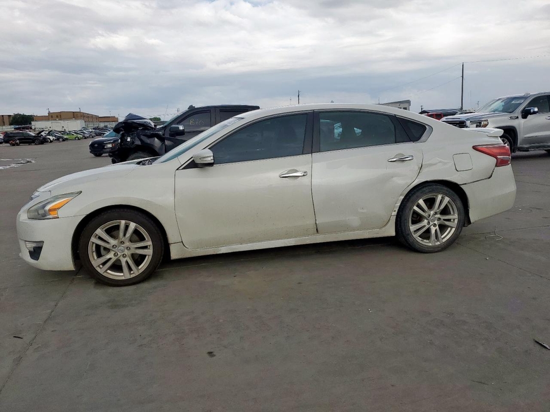Vue de 2013 NISSAN ALTIMA, angle 1