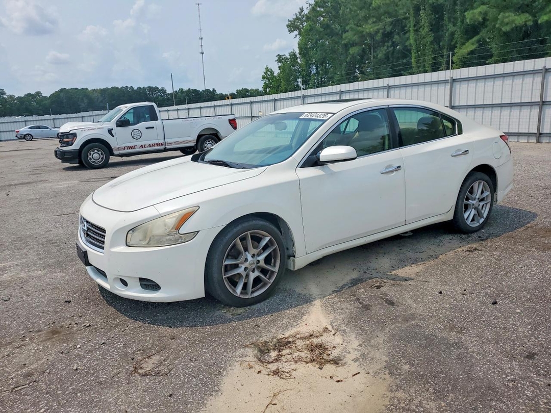 Vue de 2010 NISSAN MAXIMA 3.5 S, angle 1