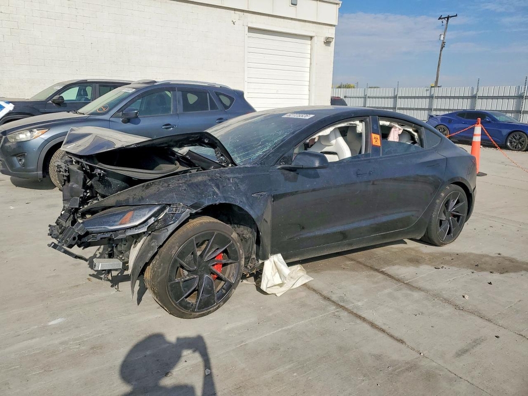 Vue de 2025 TESLA MODEL 3, angle 1
