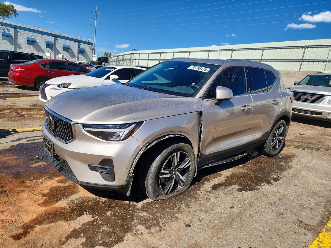 Vue de 2023 VOLVO XC40 PLUS, angle 1