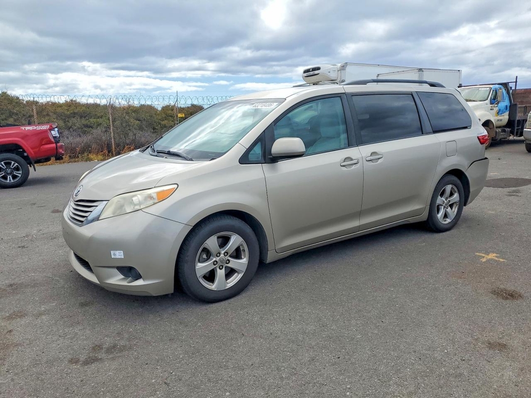 Vedere 2016 TOYOTA SIENNA LE, unghi 1