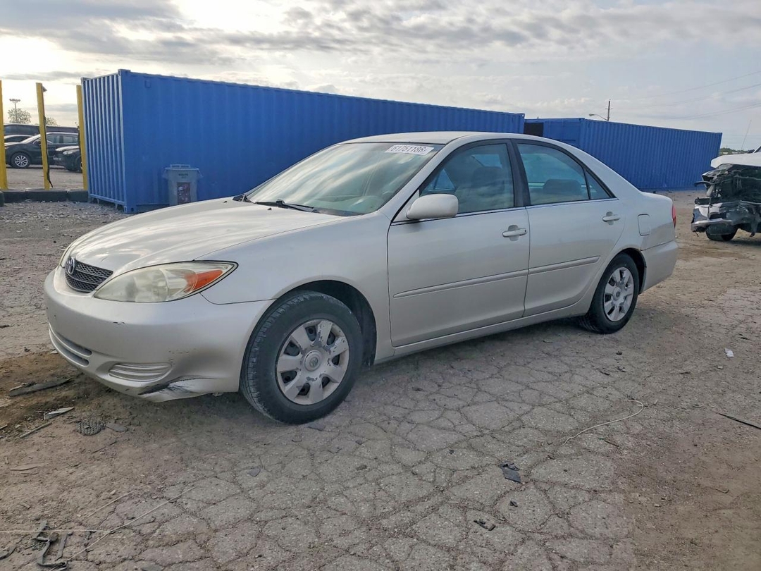 Vue de 2002 TOYOTA CAMRY LE, angle 1