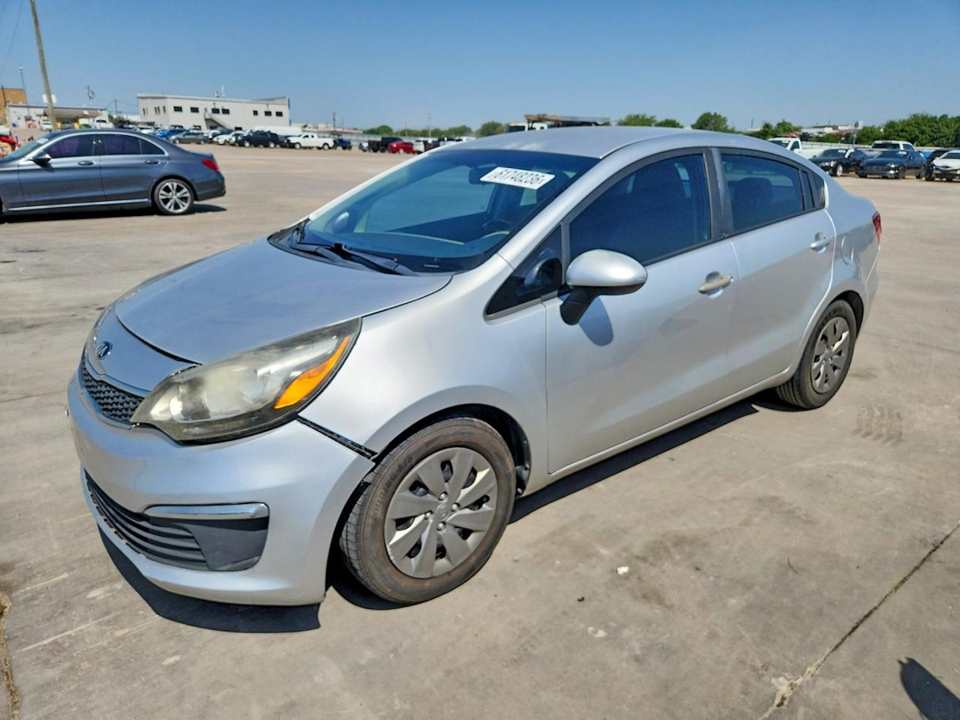Vue de 2017 KIA RIO LX, angle 1