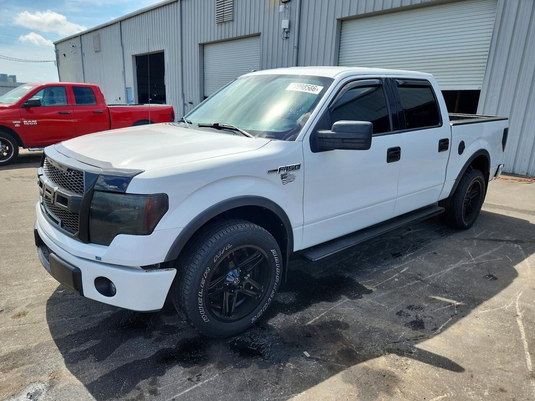 Vue de 2014 FORD F150 SUPERCREW, angle 1