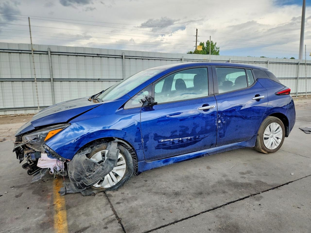 Вид 2025 NISSAN LEAF S, угол 1