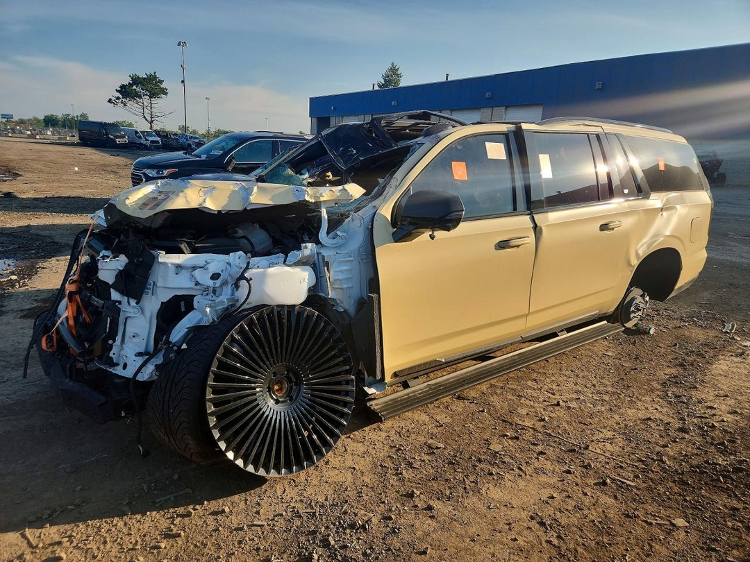 منظر 2025 CADILLAC ESCALADE ESV SPORT، زاوية 1