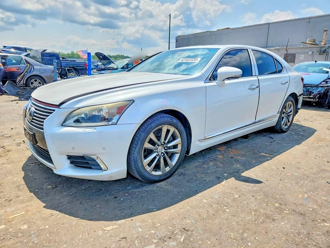 Вид 2013 LEXUS LS 460, угол 1