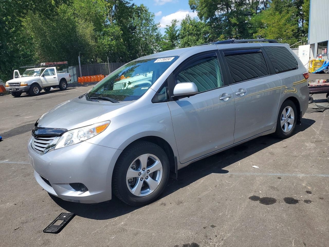 Vista de 2017 TOYOTA SIENNA LE, ángulo 1