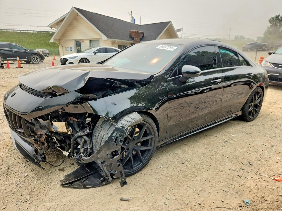 Vue de 2022 MERCEDES-BENZ CLA 45 AMG, angle 1