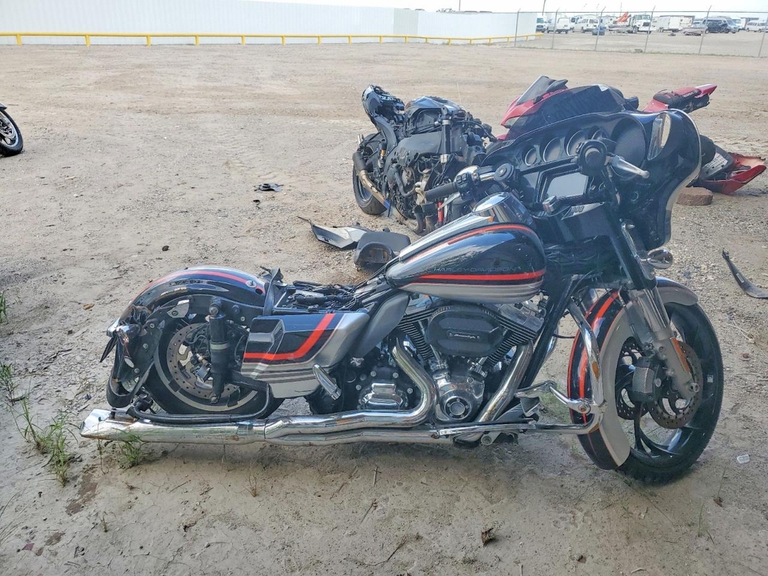 Vue de 2014 HARLEY-DAVIDSON FLHXS STREET GLIDE SPECIAL, angle 1