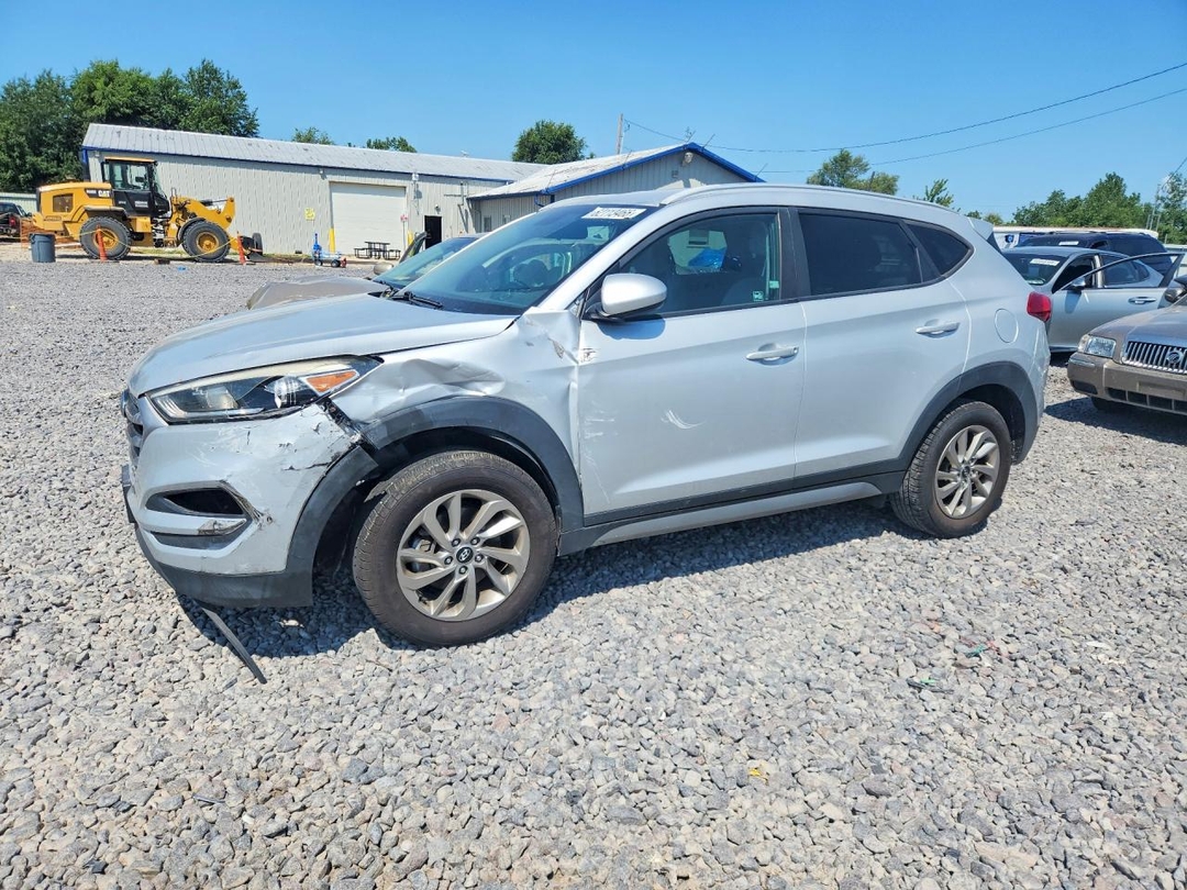 Vue de 2017 HYUNDAI TUCSON SE, angle 1