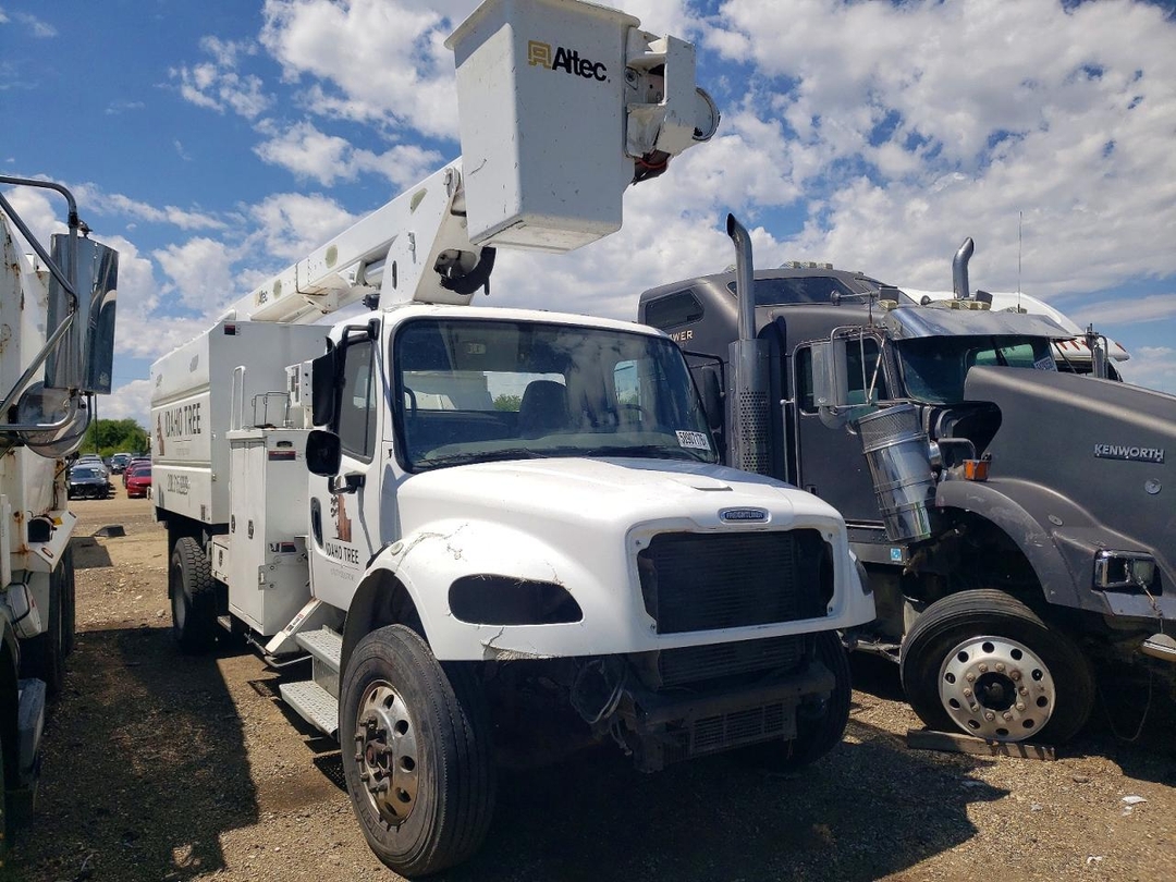 Vista de 2011 FREIGHTLINER BUSINESS CLASS M2 FORESTRY BUCKET TRUCK, ángulo 1