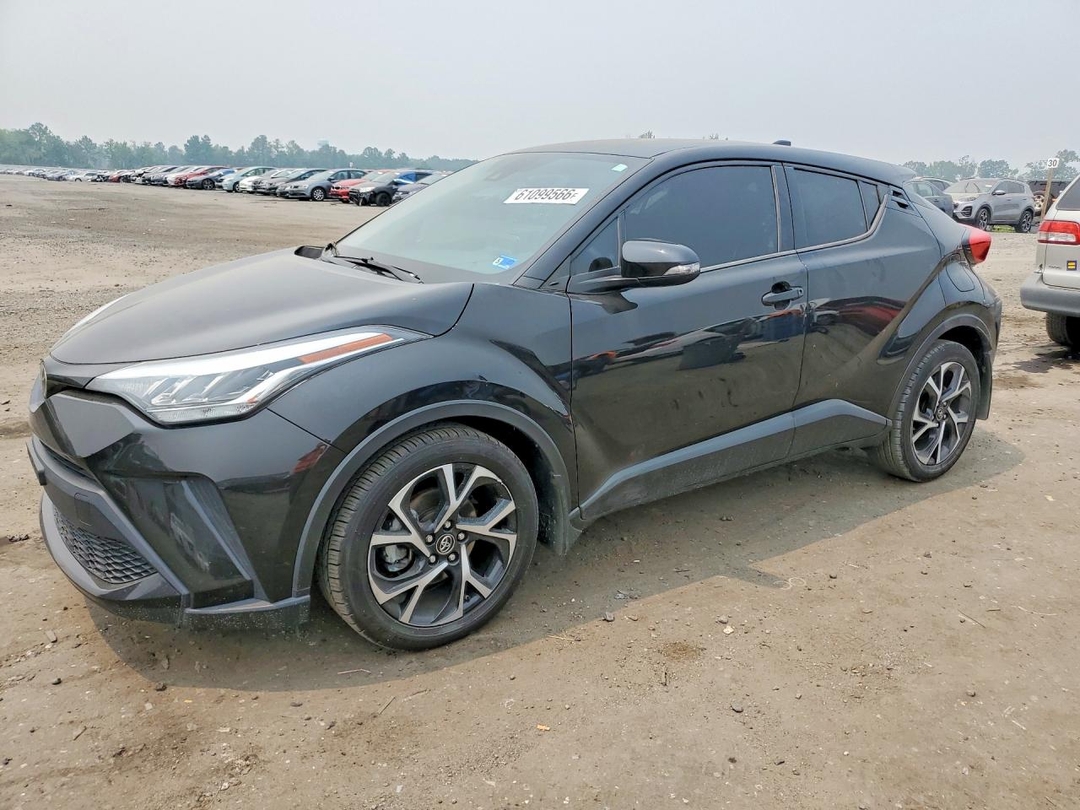 Vista de 2020 TOYOTA C-HR LE, ángulo 1