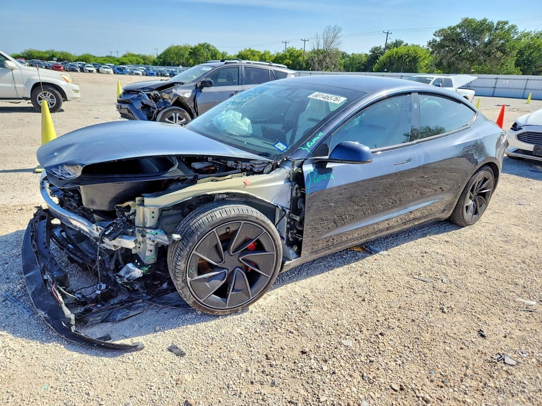 Vista de 2025 TESLA MODEL 3, ángulo 1