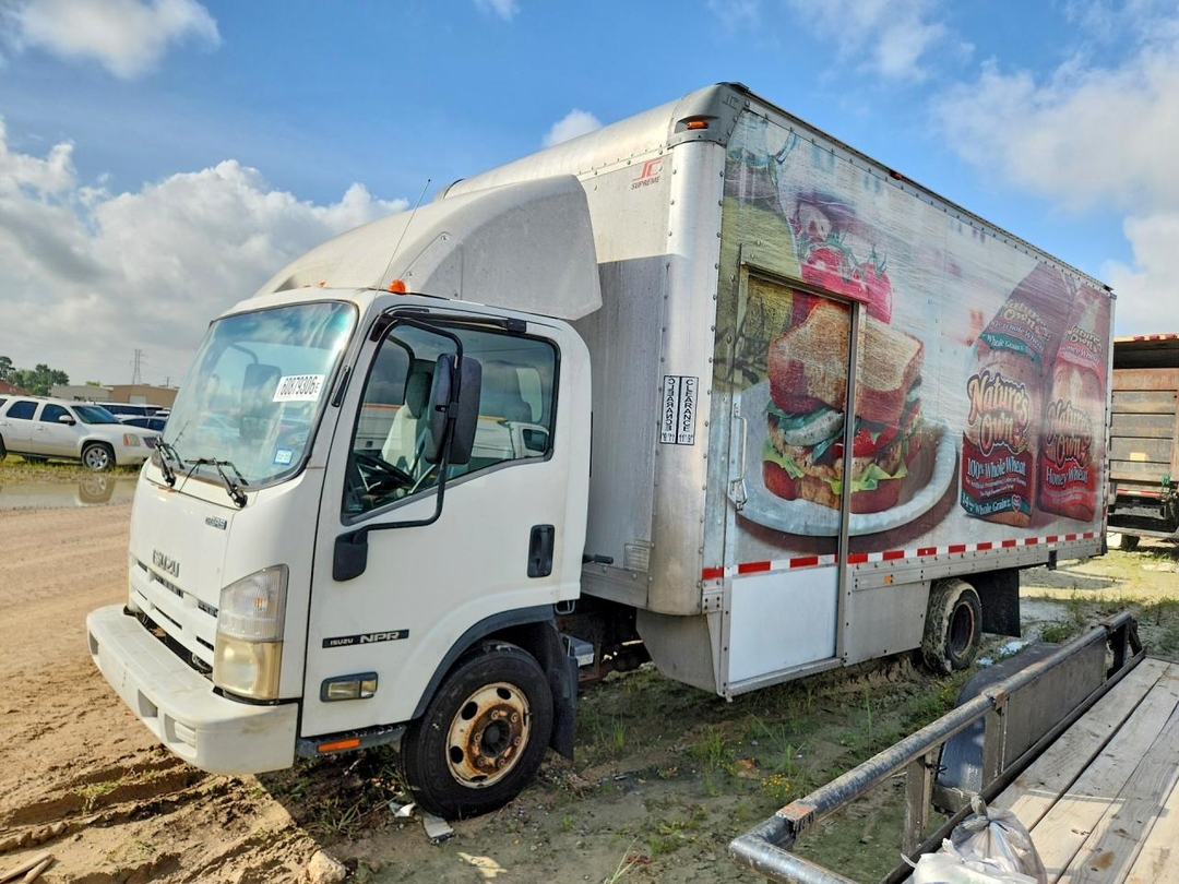Vue de 2013 ISUZU NPR BOX TRUCK, angle 1