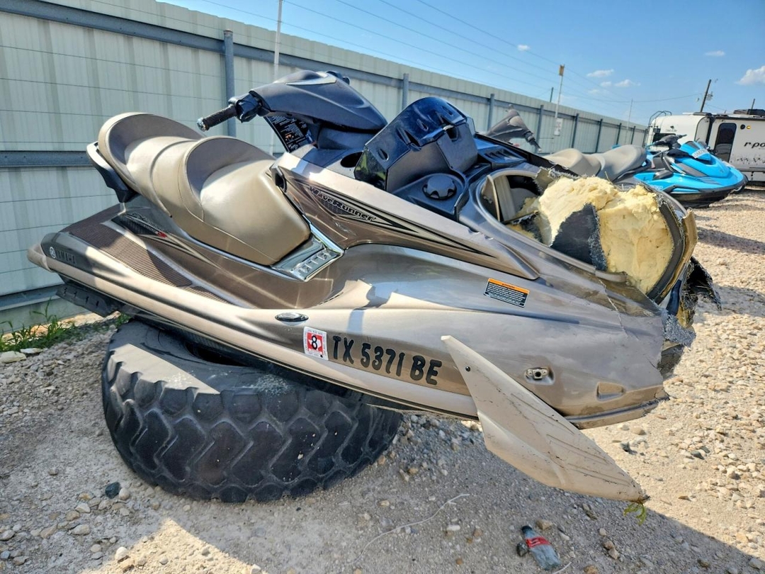 منظر 2010 YAMAHA WAVE RUNNER JET SKI، زاوية 1