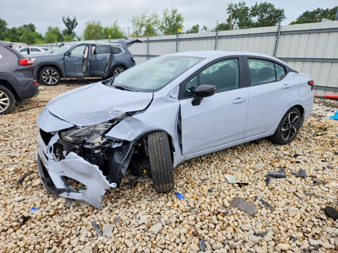 Vue de 2025 NISSAN VERSA SR, angle 1