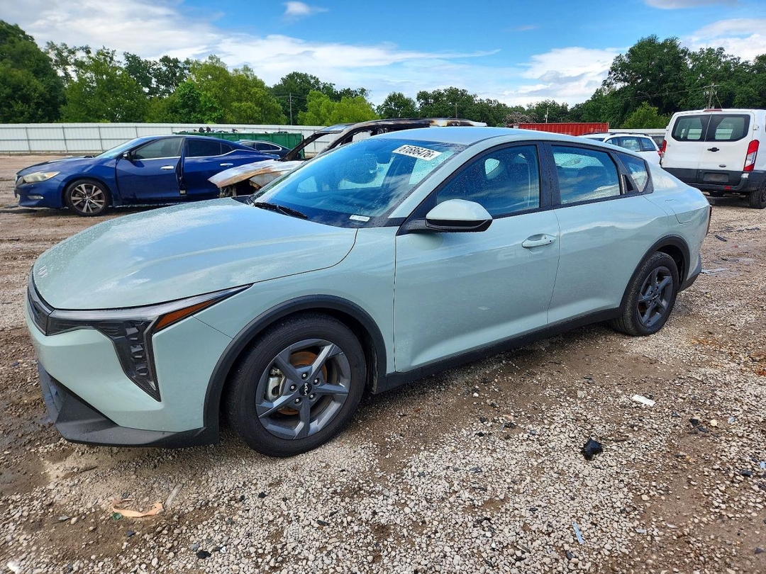 Вид 2025 KIA K4 LXS, угол 1